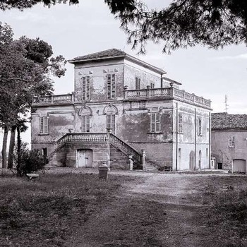 Old black and white photograph of Ciu Ciu estate