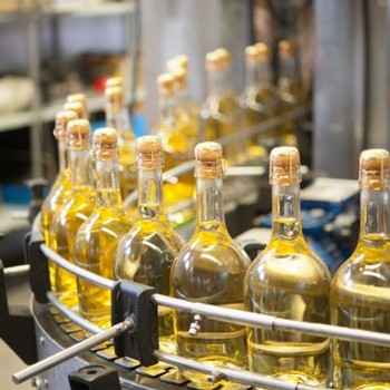 bottling white wine at La Ceriold